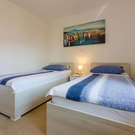 With A Parking Space - 22295 Crikvenica